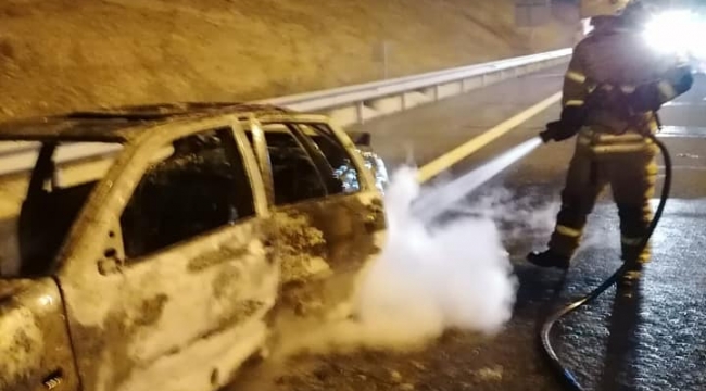Bergama'da seyir halindeki otomobil yandı