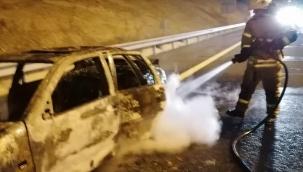 Bergama'da seyir halindeki otomobil yandı