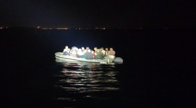 Dikili açıklarında lastik bottaki 23 göçmen kurtarıldı