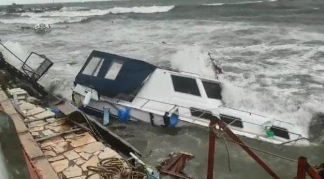 Dikili'de fırtına etkili oluyor: Dikili'de tekneler battı