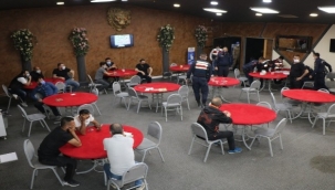 İçerde dip dibe kumar, kapıda dezenfektan: Jandarma bile şaşırdı