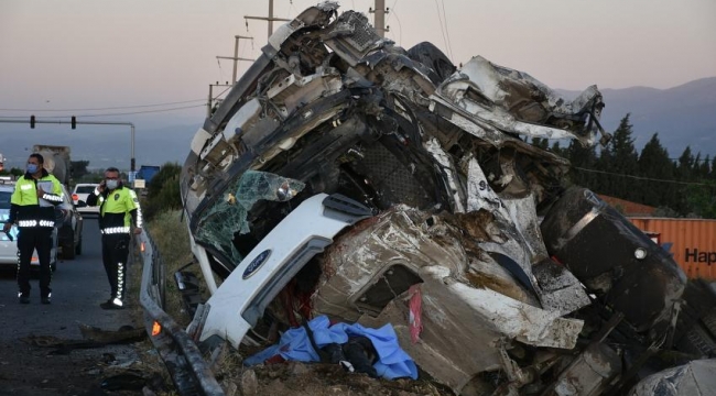 İzmir'de feci kazada; 2 kişi hayatını kaybetti