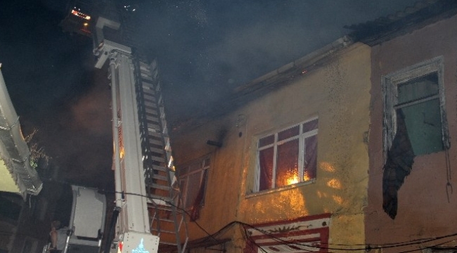İzmir'de fırın bacasından çıkan yangında 3 bina hasar gördü