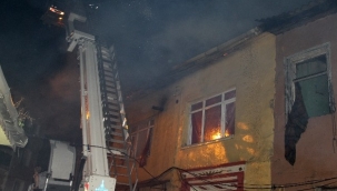 İzmir'de fırın bacasından çıkan yangında 3 bina hasar gördü