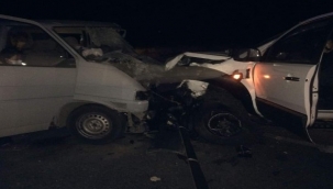 kamyonetle minibüs çarpıştı: 2 ölü, 3 yaralı