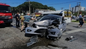 Menemen'de feci kaza: 1'i ağır 4 yaralı