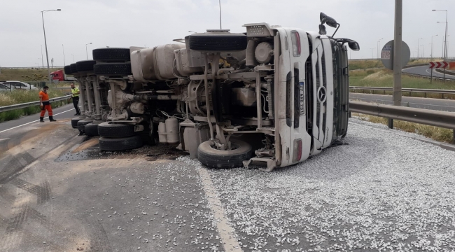 Menemende TIR devrildi sürücü yara almadan kurtuldu