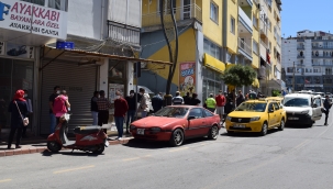 PTT şubesi önünde uzun kuyruk: Sosyal mesafe unutuldu