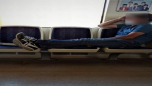 Ayaklarını uzatıp telefonla Konuştu