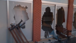 Çeşme'de zabıta binası ve araçlarına taşlı saldırı