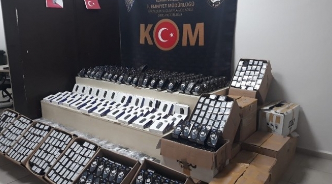 İzmir'de gümrük kaçağı cep telefonu operasyonu