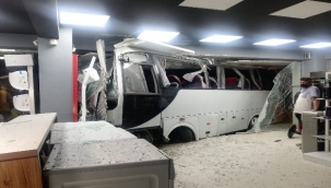 Mobilya mağazasına dalan işçi servisinde can pazarı: 12 yaralı