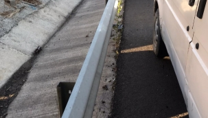 Seyir halindeki minibüsten yola düştü