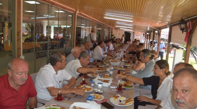 Aliağa'da Mülki Erkan ve Vatandaşlar Engelsiz Kafe'de Bayramlaştı