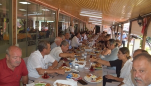 Aliağa'da Mülki Erkan ve Vatandaşlar Engelsiz Kafe'de Bayramlaştı