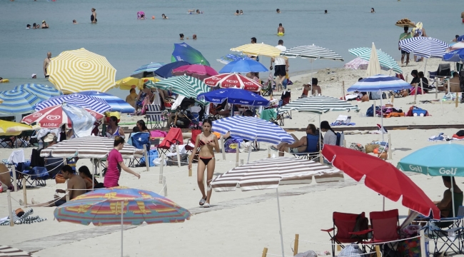 Çeşme'ye tatilci akını, plajlar doldu taştı!