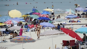 Çeşme'ye tatilci akını, plajlar doldu taştı!