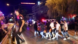 İzmir'de bıçaklı, kaldırım taşlı 'omuz atma' kavgası: 1 ölü, 3 yaralı