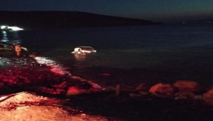 İzmir'de otomobil denize yuvarlandı: 1 yaralı
