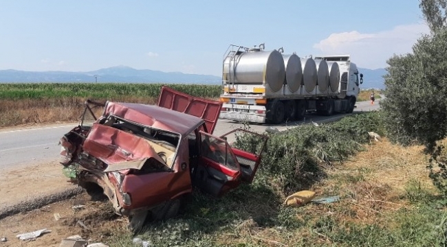 İzmir'de tır otomobili metrelerce sürükledi: 3 yaralı