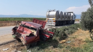 İzmir'de tır otomobili metrelerce sürükledi: 3 yaralı