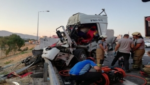 Adres tarifi için durdurulan tıra başka bir tır çarptı: 2'si ağır 3 yaralı