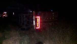 Aliağa'da konteyner yüklü tır devrildi: 1 yaralı