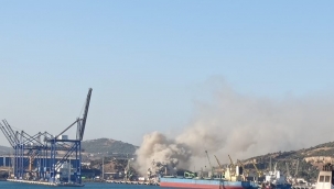 Aliağa Limanlar Bölgesinde Hurda ve Çöplük Alanda Yangın