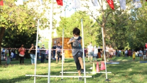 BAYRAKLILI ÇOCUKLAR HEM EĞLENDİ, HEM SPOR YAPTI