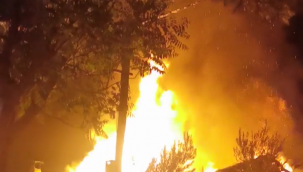 Bergama'da çıkan yangında , iki tarihi ev kullanılmaz hale geldi.