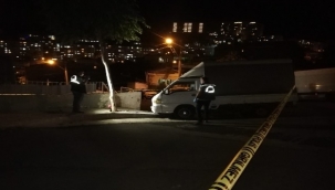 Freni boşalan kamyonet kaldırımda oturan çocuklara çarptı: 1 ölü, 1 yaralı