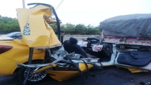 İzmir'de ticari taksi tıra ok gibi saplandı: 1 ölü, 2 ağır yaralı 