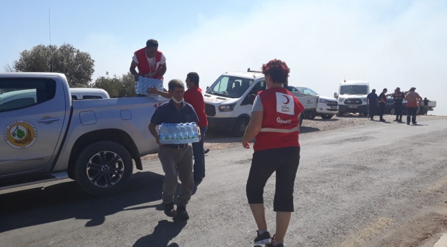 Karaburun Küçükkahve yangınına müdahale eden ekiplere destek Kızılay'dan