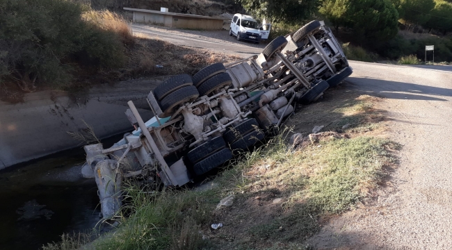 Menemen'de beton mikseri devrildi