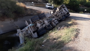 Menemen'de beton mikseri devrildi