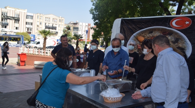 MHP Aliağa İlçe Teşkilatı Vatandaşlara Aşure Dağıttı