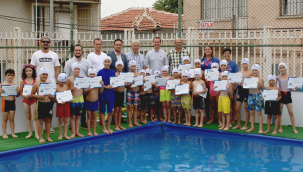  Portatif havuzda sertifika sevinci