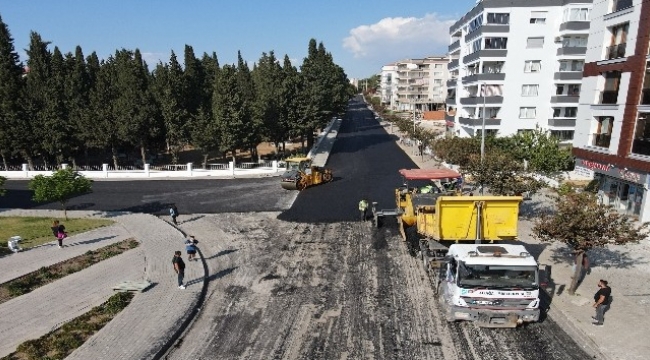 Aliağa Belediyesi sıcak asfalt serim çalışmalarını sürdürüyor