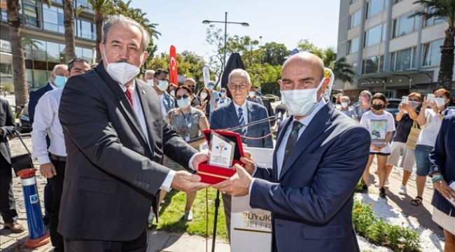 Başkan Soyer Tıbbiyeli Hikmet heykelini açtı