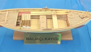 DENİZE ÖZLEMİNİ MAKET TEKNELER YAPARAK GİDERİYOR