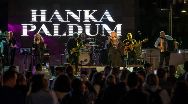 Hanka Paldum kardeşlik festivali için sahnede