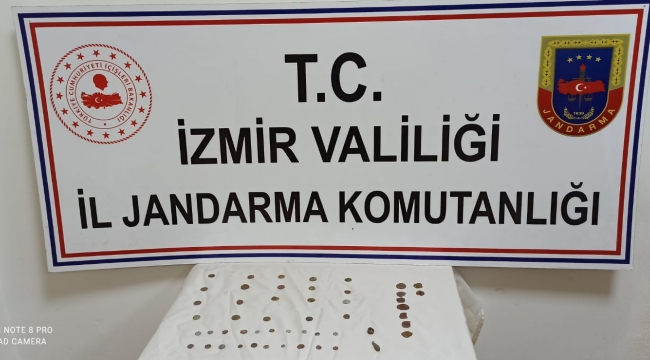 İzmir'de jandarma, 51 parça tarihi eser ele geçirdi