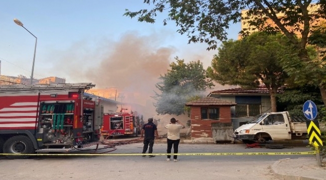 İzmir'de korkunç olay: Çatı çöktü, itfaiye eri alevlerin içine düştü