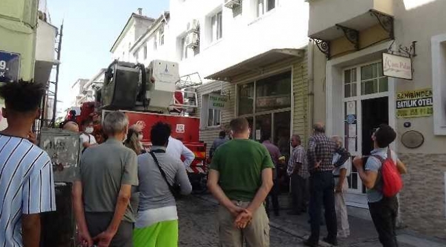 İzmir'de otelde yangın: 3 kişi dumandan etkilendi
