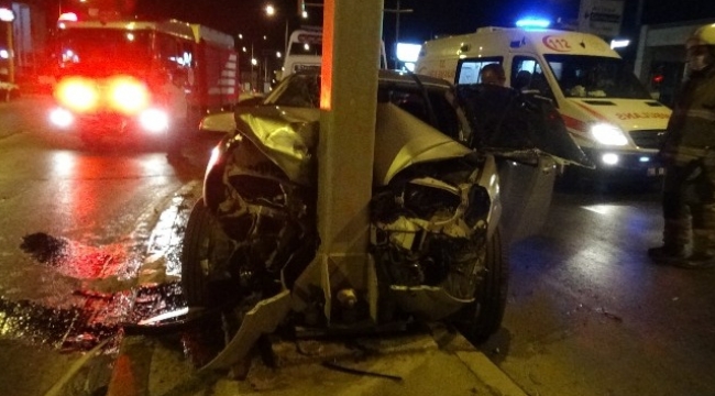 İzmir'de otomobil yön levhasına ok gibi saplandı: 2 yaralı