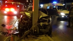 İzmir'de otomobil yön levhasına ok gibi saplandı: 2 yaralı