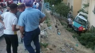 Menemen'de Freni boşalan Minibüs apartman bahçesine düştü. Kazada 20 kişi yaralandı