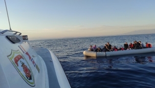 Yunanistan'ın geri ittiği 49 düzensiz göçmen kurtarıldı