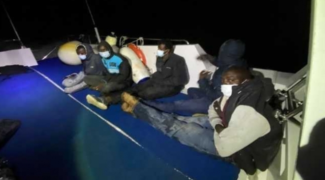 Yunanistan'ın geri ittiği 5 düzensiz göçmen kurtarıldı