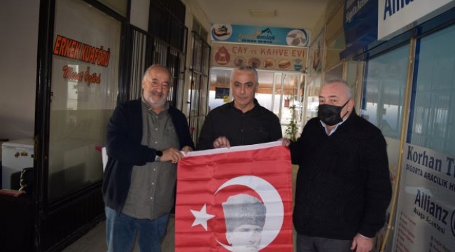 Aliağa'da Cumhuriyet Bayramı öncesi Esnafa Türk bayrağı dağıtıldı
